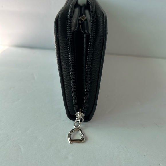 NWOT Bella Russo Faux Leather Large Black Zippered Wallet - Picture 4 of 5